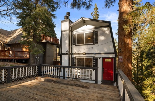 Big Bear Lake Cabin | Big Bear Lake, Hot Tub, Walk to Ski Slopes, Fire Pit, Fireplace, Golf Course Zoo
