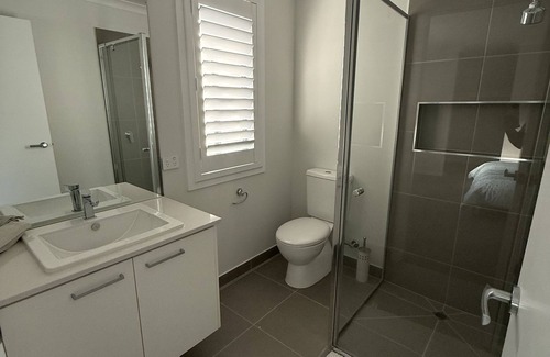 Wyndham Vale House | Big & Beautiful Modern Home, Ensuite with every Bedroom! Close to everything