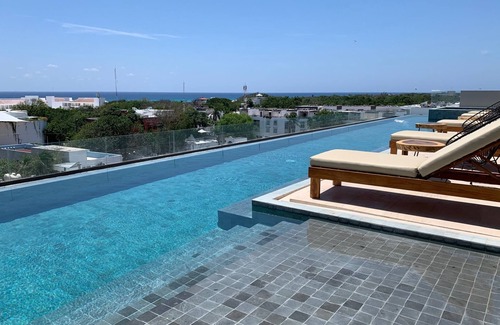 Centro Condo | Big Beautiful Studio Apartment - Rooftop Pool Ocean View