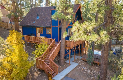 Whispering Forest Apartment | Big Blue|Rustic Modern, Jacuzzi, Centrally located