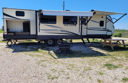 Port Bolivar RV Rental | Big Boy Beach Camper at Hailey's Beach-n-Bay RV Resort #3
