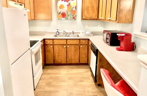 Jacksonville House | Big Central Modern Cozy 5 miles to Camp Lejeune, Walk-in to shops and dinning