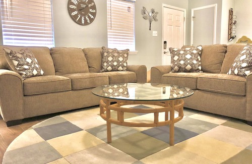Jacksonville House | Big Central Modern Cozy 5 miles to Camp Lejeune, Walk-in to shops and dinning