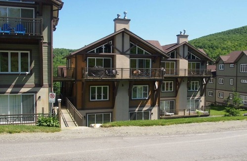 Sutton Condo | Big condo chalet style ski in ski out in Mont Sutton!