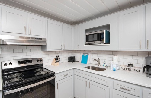 Crescent Beach Condo | Big Dog Friendly*1 blk to beach*Outdoor Shower