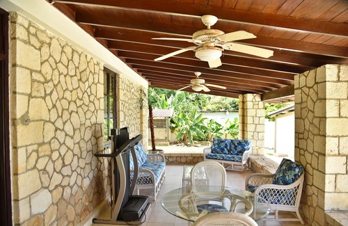 Whitehouse Villa | Big Family Beachfront Villa