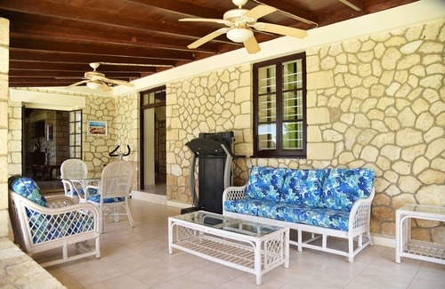 Whitehouse Villa | Big Family Beachfront Villa