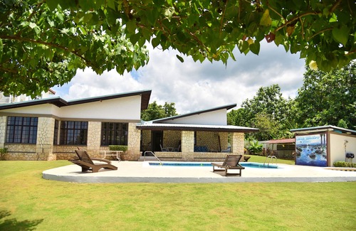 Whitehouse Villa | Big Family Beachfront Villa