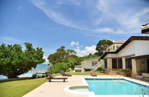 Whitehouse Villa | Big Family Beachfront Villa