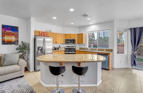 Rhodes Ranch House | Big Family: Luxurious, King Beds, Pool Table, Fireplace, Backyard Oasis & More!