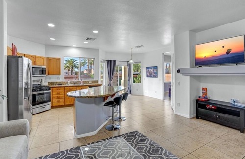 Rhodes Ranch House | Big Family: Luxurious, King Beds, Pool Table, Fireplace, Backyard Oasis & More!