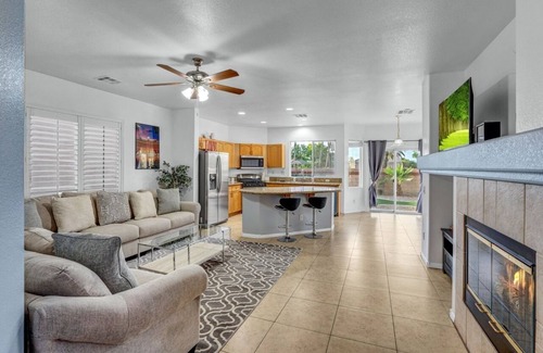 Rhodes Ranch House | Big Family: Luxurious, King Beds, Pool Table, Fireplace, Backyard Oasis & More!