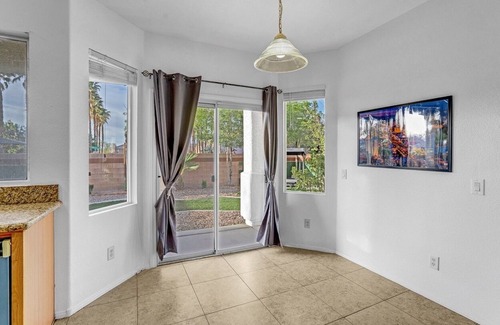 Rhodes Ranch House | Big Family: Luxurious, King Beds, Pool Table, Fireplace, Backyard Oasis & More!