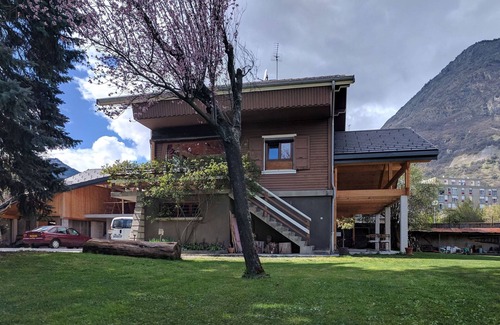 Saint-Jean-de-Maurienne House | Big House Chalet with garden and covered terraces