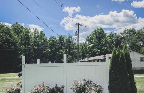Mingoville House | Big house +hot tub+patio+Wi-Fi+TV