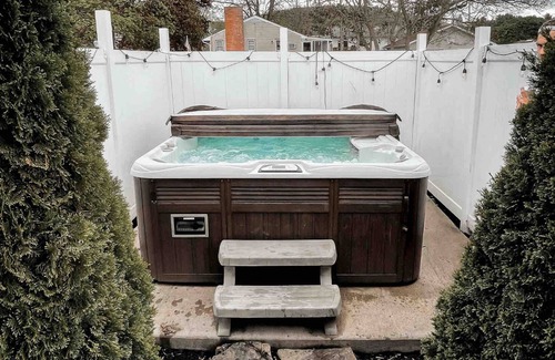 Mingoville House | Big house +hot tub+patio+Wi-Fi+TV