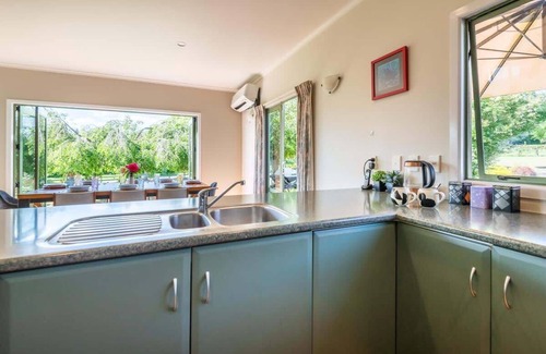 Tikitere House | Big Inn Brunswick | 6 Bed, 4 Bath on 2 Acres