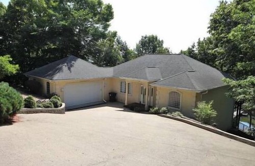 Roach House | BIG ISLAND TIME Lakefront Family Vacation Home-4Bd-4BA-Sleeps 15-Cove-Dock-Slip