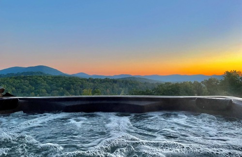 Dahlonega Cabin | Big Mountain Views, Minutes to Wineries, Hot Tub