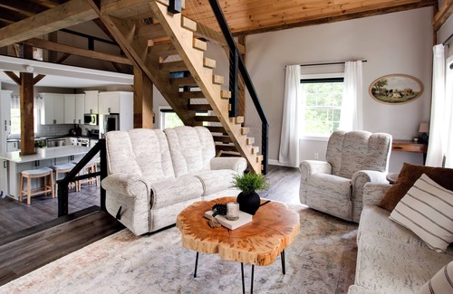 Howard House | Big Oak Retreat -10 min to Kenyon - 18th century barn