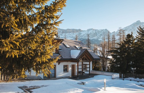 La Villa Ski Chalet | Big, open plan, family friendly chalet near to walks, cycling & local amenities