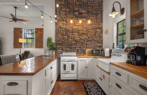 Rogers Cottage | Big Pine Holler -1 mi to Beaver Lake-Cabin-Hot Tub