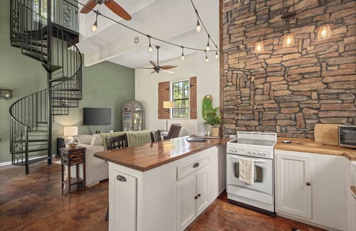 Rogers Cottage | Big Pine Holler -1 mi to Beaver Lake-Cabin-Hot Tub