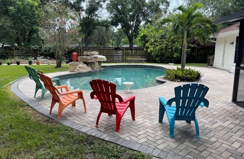 East County Civic Group House | Big Pool, Yard & Pet friendly