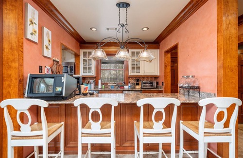 Royal House | Big Secluded Log Home Perfect Hot Springs Getaway