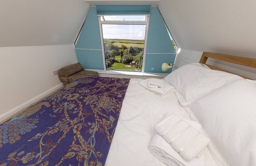 Bridport House | Big Sky-2 min walk Hive Beach Burton Bradstock . Parking Lg Gardens slps 10+ cot