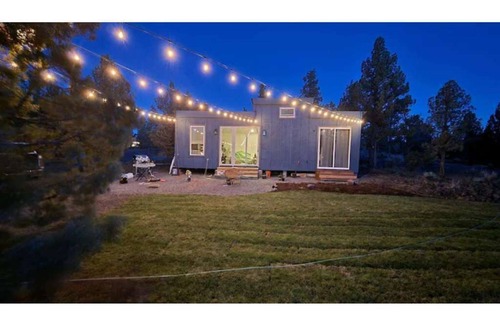 Bend House | Big tiny. A spacious tiny house, with extra loft, full kitchen, yard to enjoy.