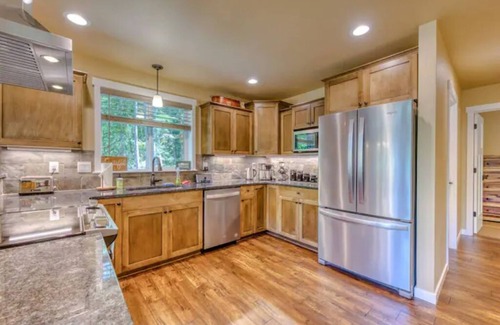 Welches Cabin | Big Tree Retreat: Secluded cabin with hot tub, river views & woodstove