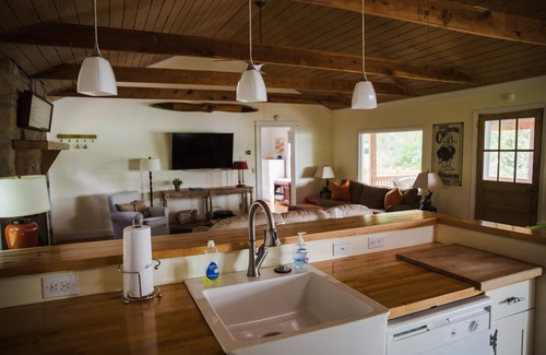 Steele Creek Cottage | Big water, wide view, amazing sunsets. RATES REDUCED for fall & winter getaways.