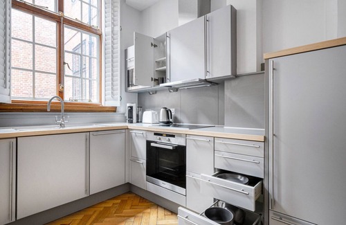 Castle Baynard Apartment | Big Windows City Apt wth High Ceiling nr Blackfriars stn, by Blueground