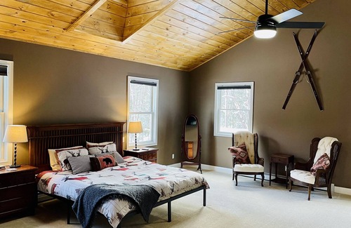 New London House | BigBear Lodge - Mt Sunapee/Hot Tub/Firepit - Family Friendly!