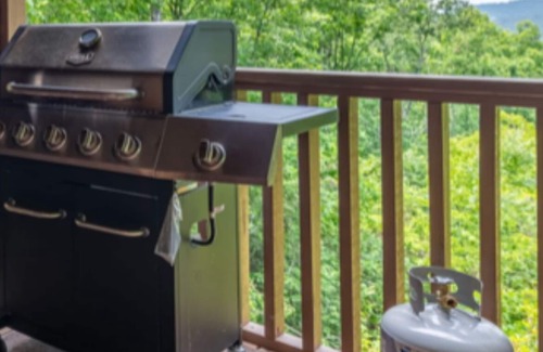 Oakhurst Cabin | Bigfoot Bungalow A charming 2-bedroom cabin with AC, WiFi in peaceful Oakhurst