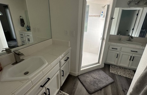 Shasta Lake House | Bigfoot house-10 min from the Lake with sparkling pool and all new furnishings.