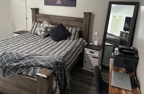 Shasta Lake House | Bigfoot house-10 min from the Lake with sparkling pool and all new furnishings.
