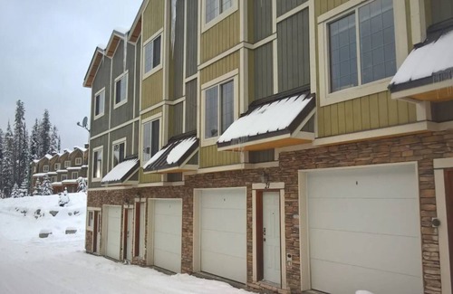 Big White Ski Resort House | BigWhite Ski In/Out Chalet w Private HotTub & Garage
