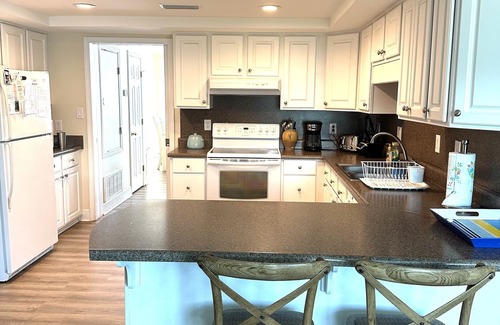 Treehouse House | Bikes and Yolo boards! 3 BR, 2 Living Rooms! Steps to BEACH! Steps to BAY!