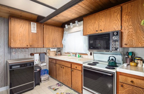 Tahoma Cabin | Bikes + Kayak Avail! Authentic Cabin in Friendly West Shore - "Mirthwood Den"