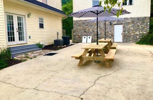 Asheville House | Biltmore Basecamp - MNT Views - 6 King Bedrooms