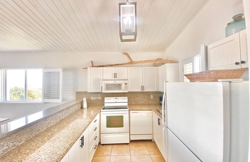 Alice Town Apartment | Bimini Sky, Amazing views Optional Golf Cart 2/2