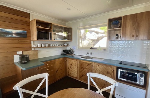 Binalong Bay Cottage | BINALONG BEACH COTTAGE Beachfront Next door to restaurant. King Bed for couples