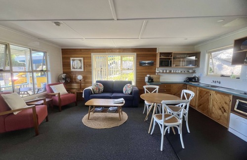 Binalong Bay Cottage | BINALONG BEACH COTTAGE Beachfront Next door to restaurant. King Bed for couples