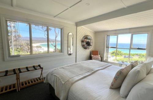 Binalong Bay House | BINALONG BEACH COTTAGE Beachfront at Bay of Fires Next to Restaurant