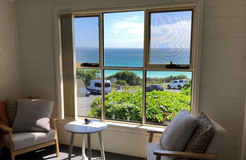 Binalong Bay House | BINALONG BEACH COTTAGE Beachfront at Bay of Fires Next to Restaurant
