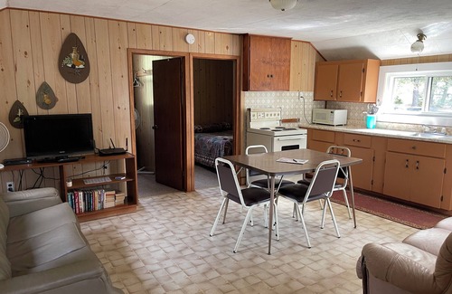 Nipissing Cottage | Birchwood on the rivern2 and 3 Bedroom cottagesnlooking over South River