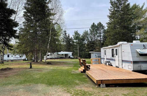 Nipissing Cottage | Birchwood on the rivern2 and 3 Bedroom cottagesnlooking over South River