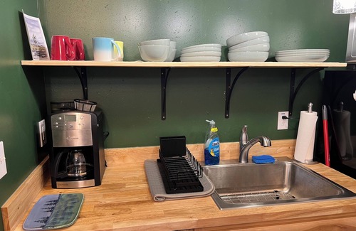 Nikolaevsk Cottage | Bird and Beach Guesthouse- beachfront studio cottage in Old Town Homer